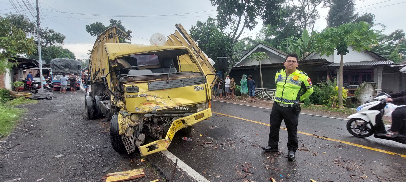 SEMPAT MACET: Kondisi kendaraan yang terlibat kecelakaan beruntun di jalan jurusan Jember-Banyuwangi, Kecamatan Mayang, dievakuasi kemarin.