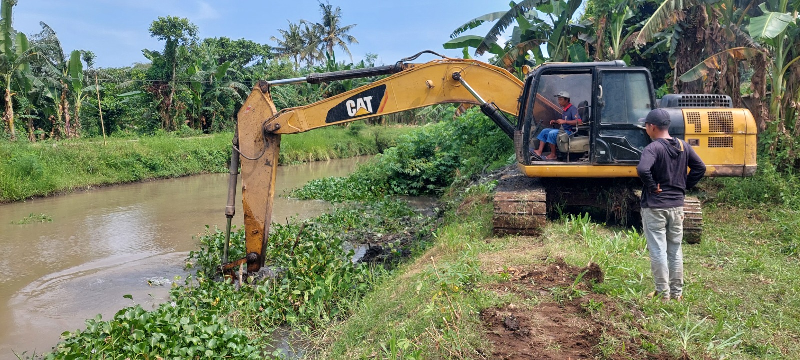ANTISIPASI BANJIR: Alat berat menormalisasi avour Sungai Bondoyudo lama, di Dusun Sidonganti, Desa Kraton, Kecamatan Kencong. (JUMAI/RJ)