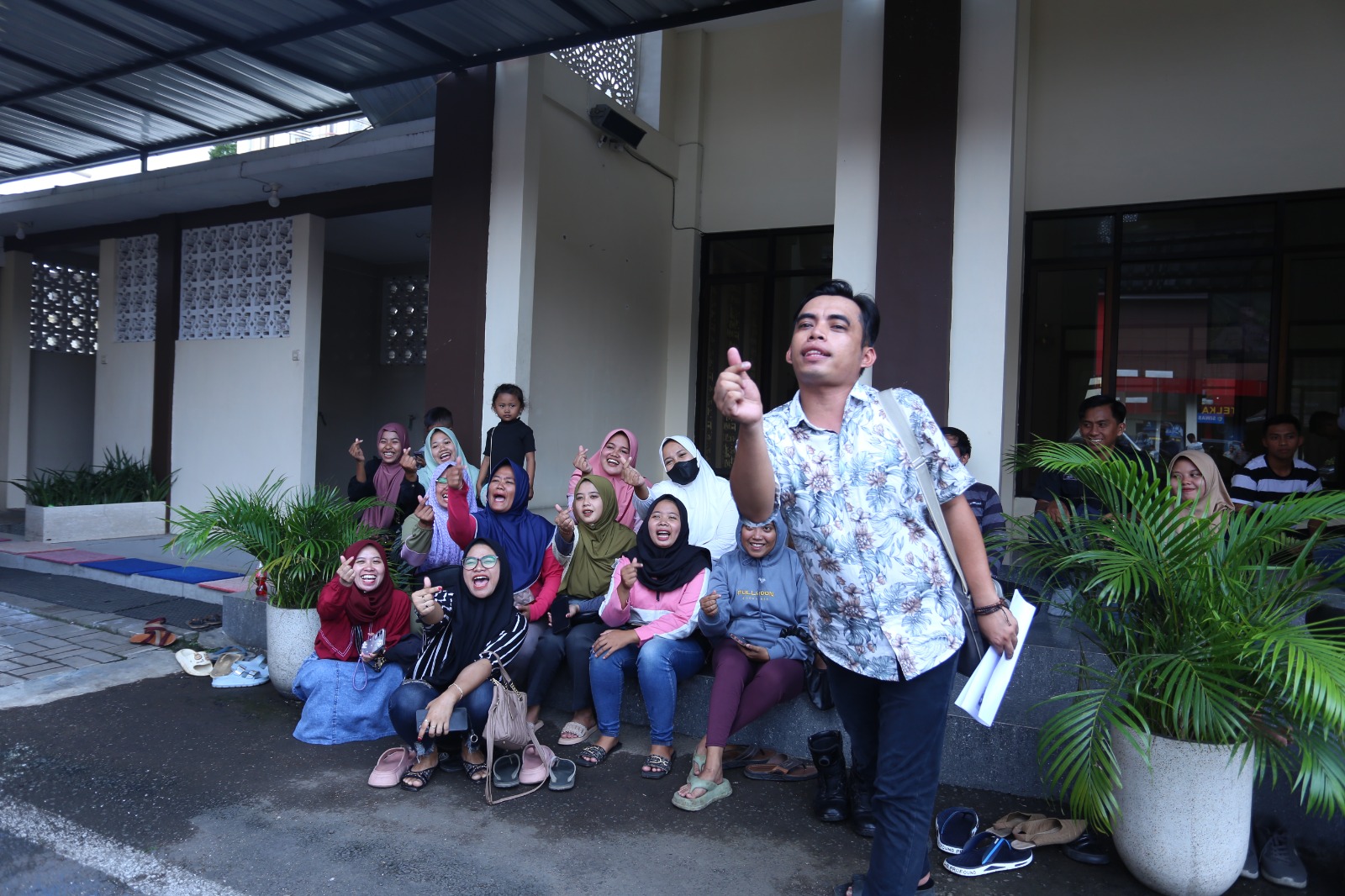 MINTA DISELIDIKI: Puluhan emak-emak korban arisan bodong kembali datangi Sentra Pelayanan Kepolisian Terpadu (SPKT) Polres Jember guna menyampaikan permintaan agar aset pelaku diselidiki.