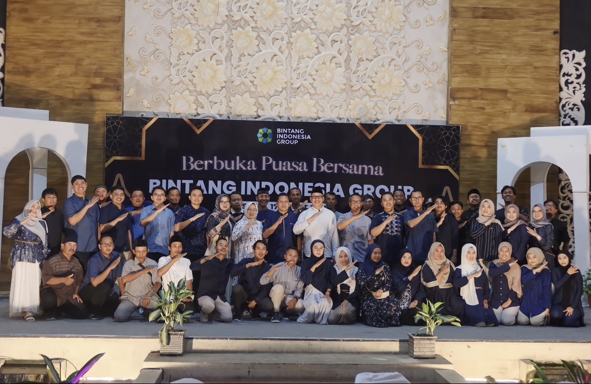 BERKAH: Jajaran direksi PT Bintang Indonesia (BI) Group memberikan santunan kepada anak yatim saat pelaksanaan buka bersama, kemarin. (ADE APRYANIS/RAME)