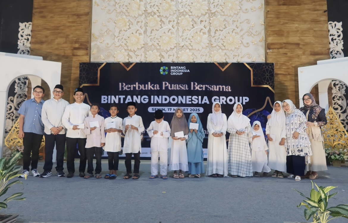 FOTO BERSAMA: Jajaran direksi BI Group memberikan santunan anak yatim.