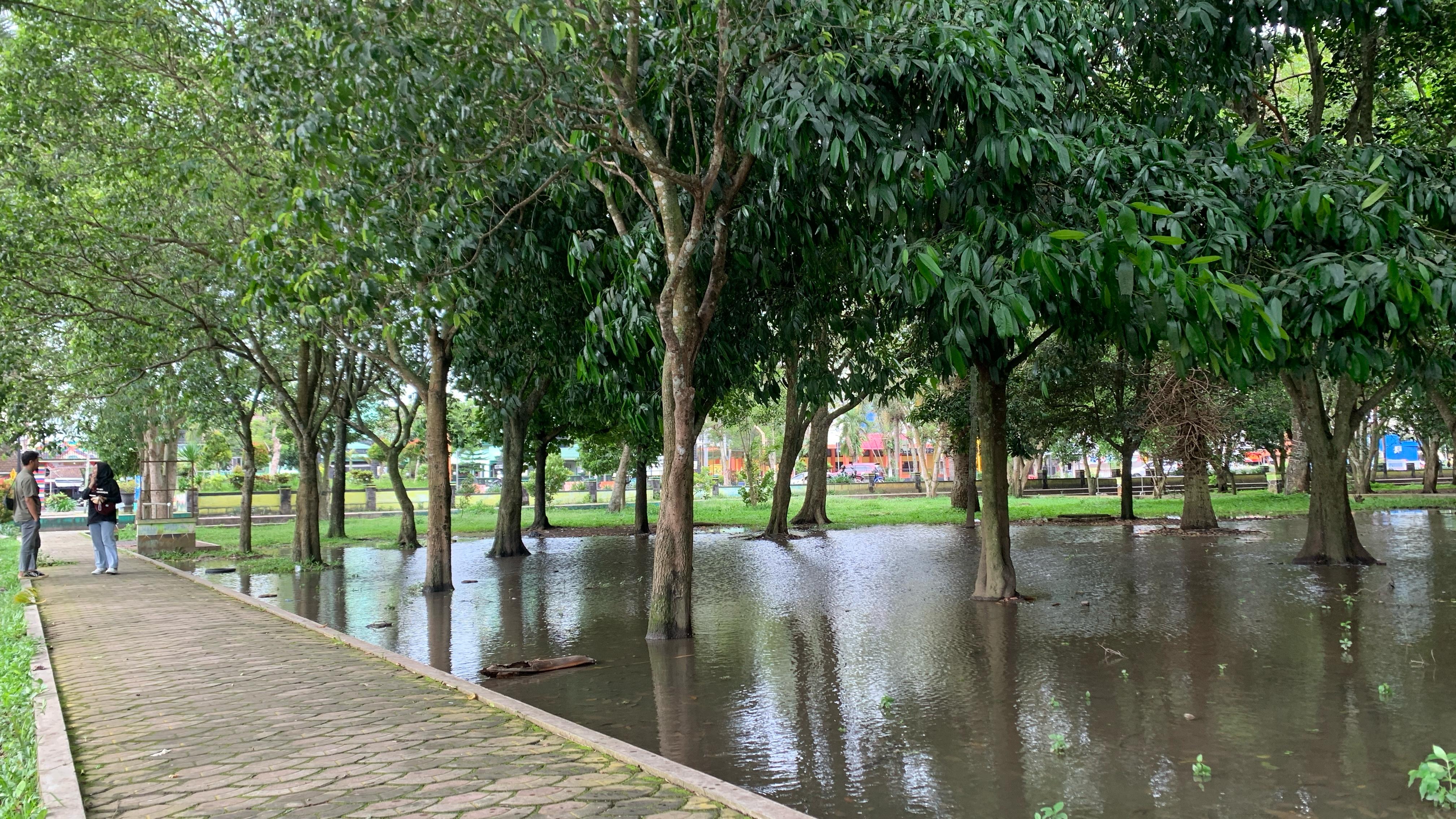 TERGENANG: Kondisi sejumlah sudut alun-alun Bondowoso bila hujan cukup deras harus tergenang air. Komisi III DPRD Bondowoso pun menyoroti kondisi alun-alun yang memprihatinkan saat ini. (ILHAM/RJ)