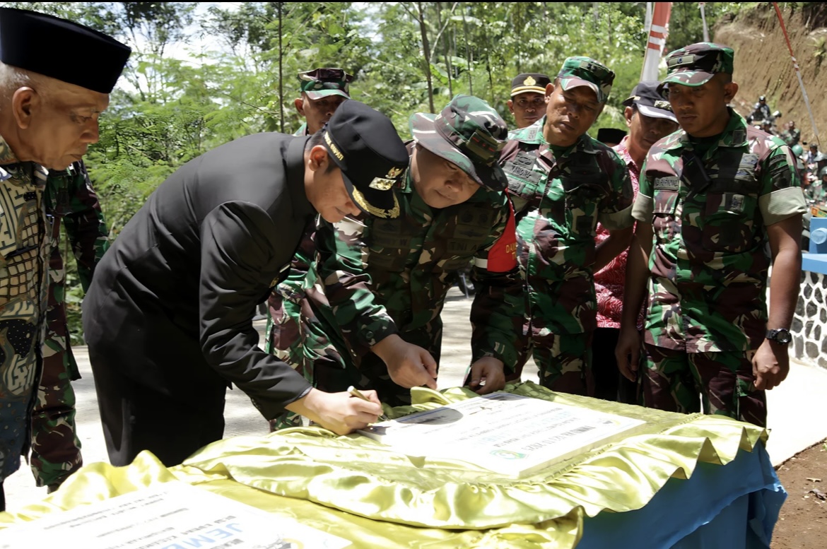 RESMIKAN: Wakil Bupati Lumajang Yudha Adji Kusuma saat menyaksikan penutupan program tentara manunggal membangun desa (TMMD) 2025, kemarin. (ATIEQSON MAR IQBAL/RAME)