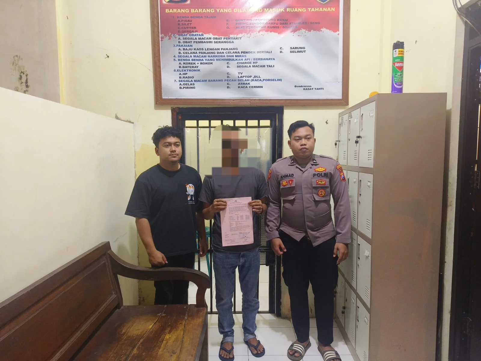 DITAHAN: Petugas Polres Jember ketika memasukan salah satu kades yang terjerat persoalan hukum ke dalam sel yang sudah disiapkan.