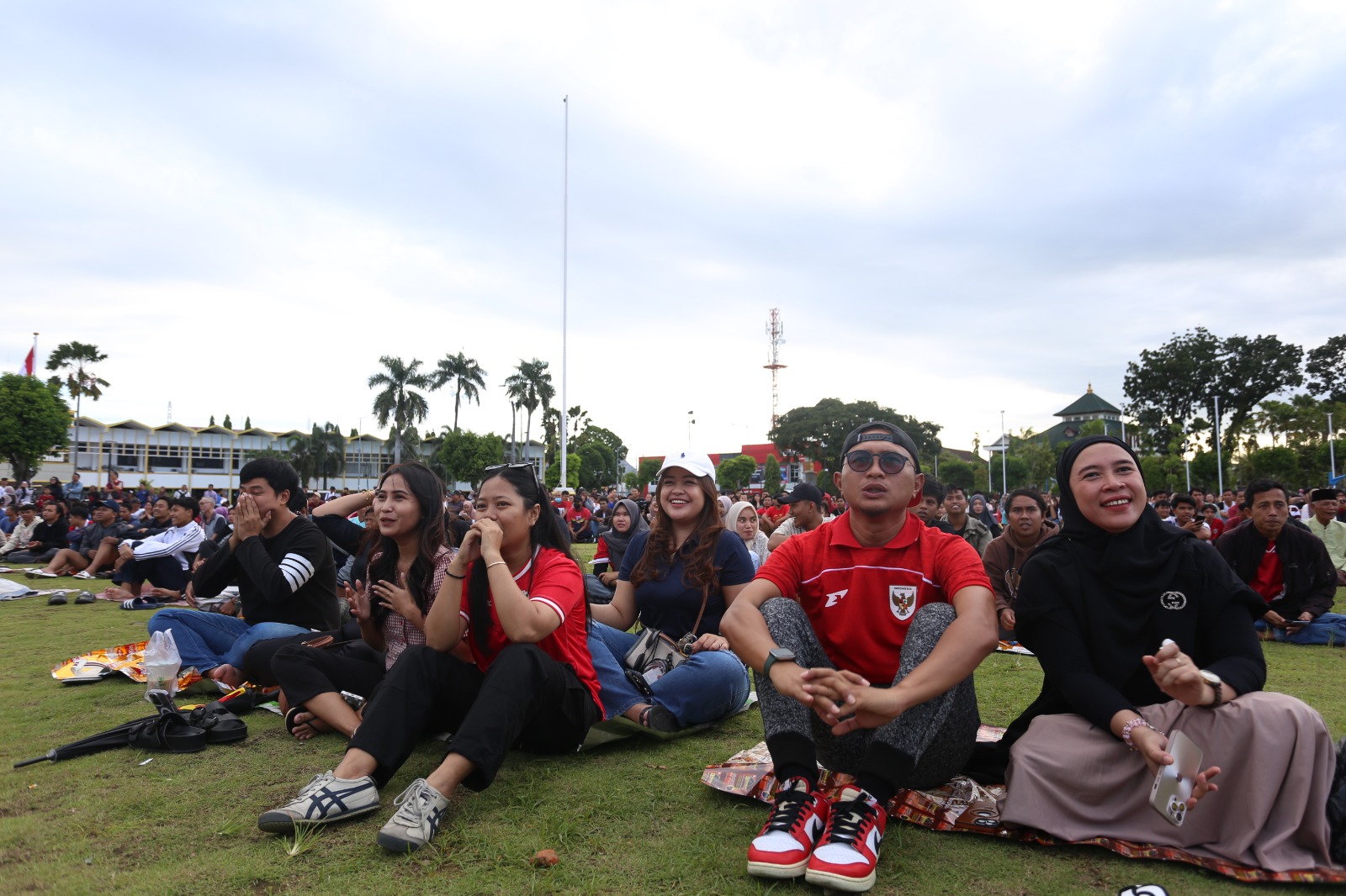 NOBAR: Antusiasme masyarakat Jember menonton pertandingan Timnas Indonesia melawan Australia di Alun-Alun Jember Nusantara, kemarin (20/3). Sementara, Kepala Dispora Jember Edy Budi Susilo juga tampak