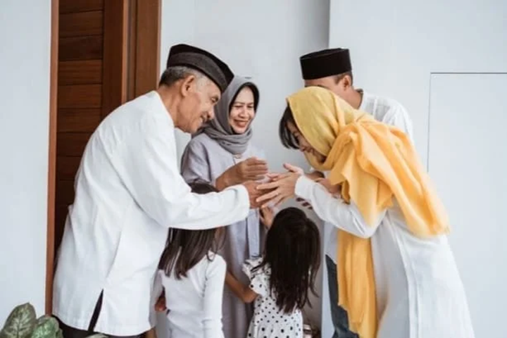 UNTAR/ @odua on Freepik CERIA- Momen lebaran bersama keluarga yang penuh kebahagiaan dan kehangatan.