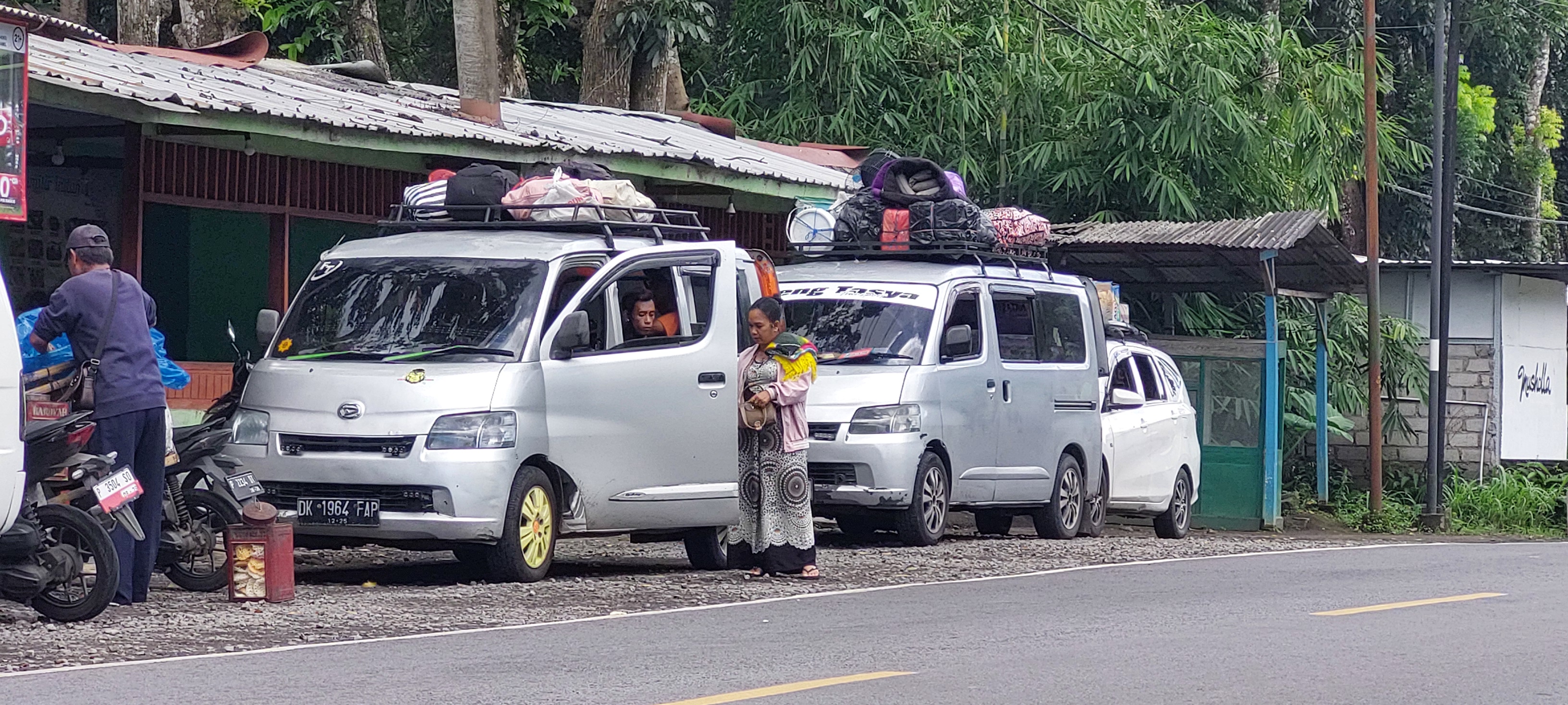 MULAI PULANG: Rombongan pemudik yang mulai meninggalkan tempat kerja di Bali menggunakan travel, dan berhenti di Jalur Gumitir, Kecamatan Silo. (JUMAI/RJ)