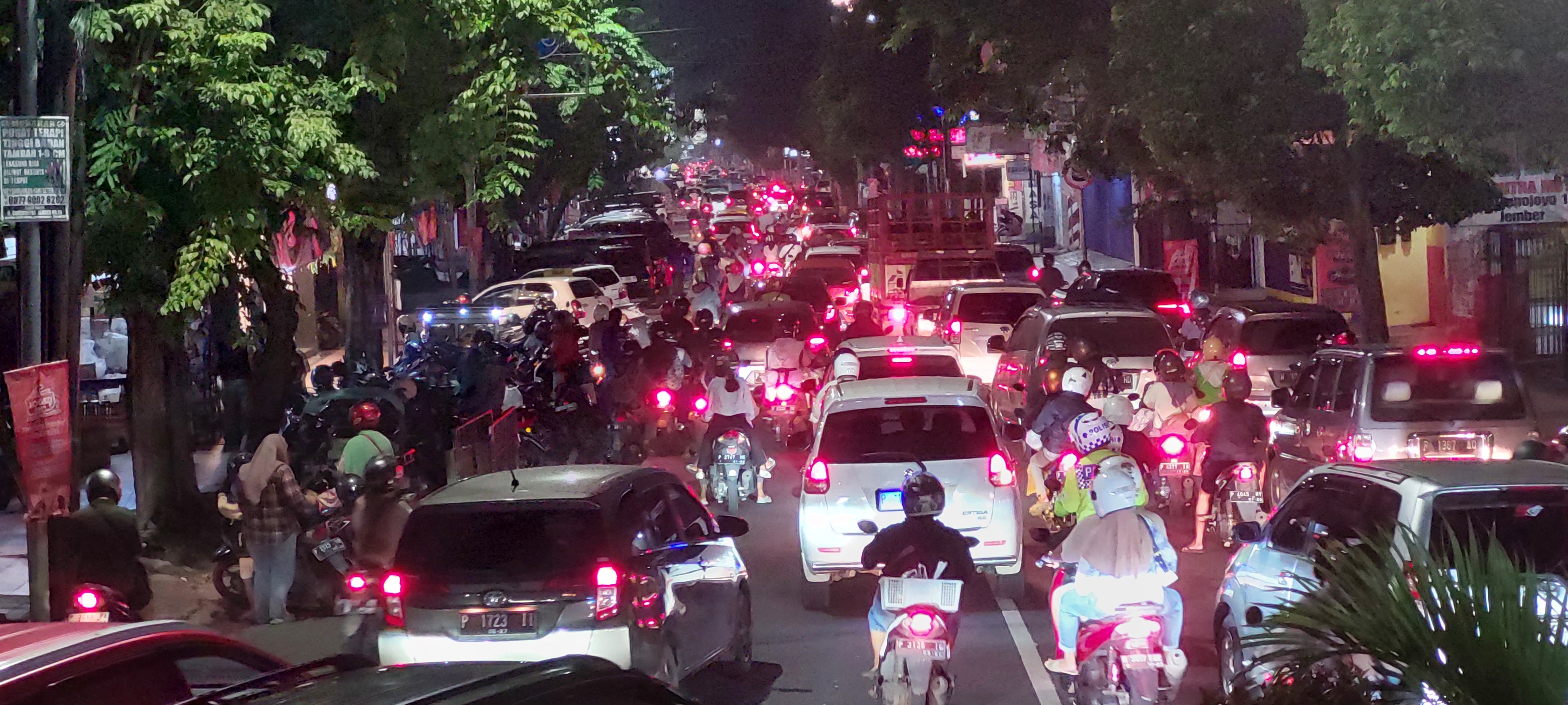 MACET PARAH: Sudah menjadi tradisi setiap menjelang Hari Raya Idul Fitri, Jalan Trunojoyo, Kelurahan Kepatihan, Kecamatan Kaliwates, selalu dipadati kendaraan. Kemacetan pun tak dapat terhindarkan.