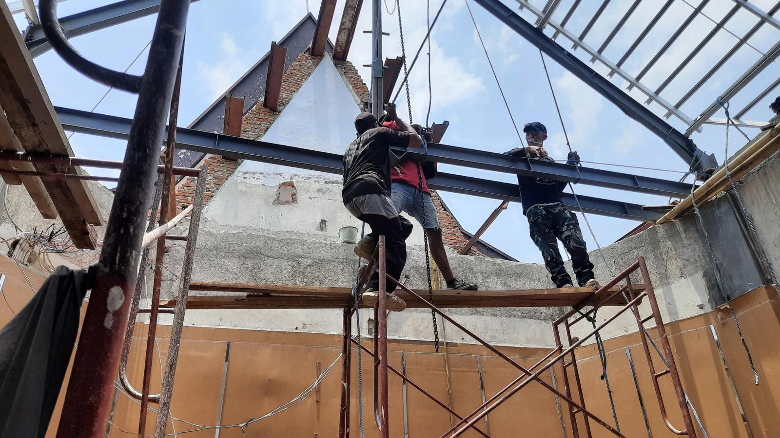 MENCARI NAFKAH: Para kuli bangunan saat bekerja di salah satu kantor instansi. Angka kemiskinan di Bondowoso diklaim sudah mengalami penurunan.
