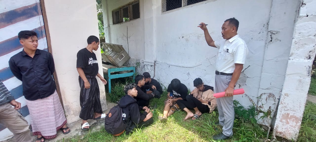 BERDUKA: Teman dari korban yang sama sama mandi saat datang ke kamar Mayat Puskesmas Tanggul. (JUMAI/RJ)