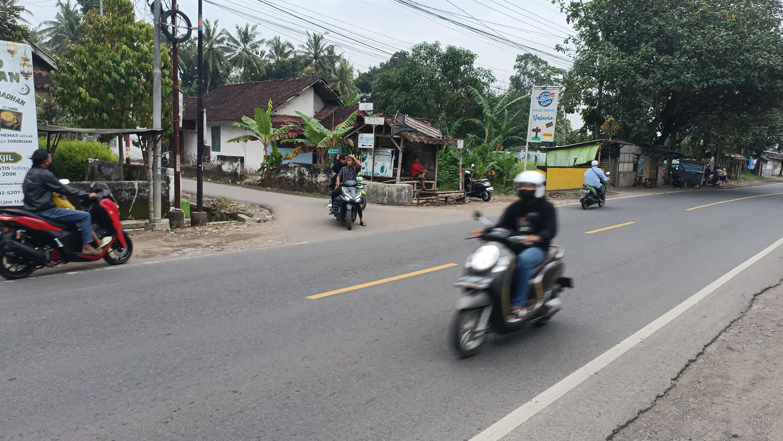 JALUR RAWAN: Terpantau warga yang melintas dari berbagai sisi saat hendak menyeberang di salah satu simpang tiga di Dusun/Desa Langkap sebagai titik blackspot.