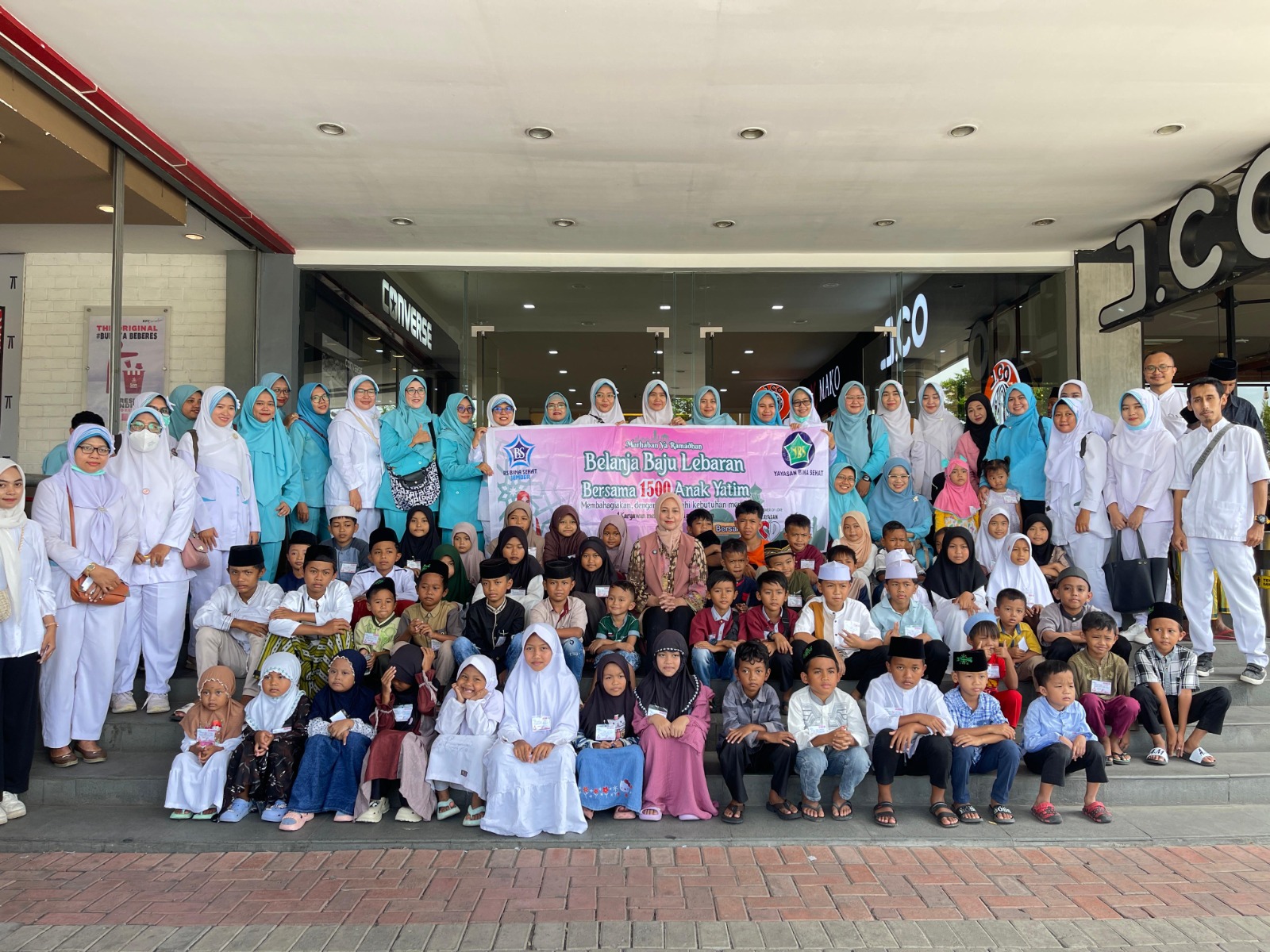BAHAGIA: Anak yatim berfoto bersama di Roxy Mall. Mereka diajak untuk berbelanja kebutuhan Lebaran oleh RSBS Jember.