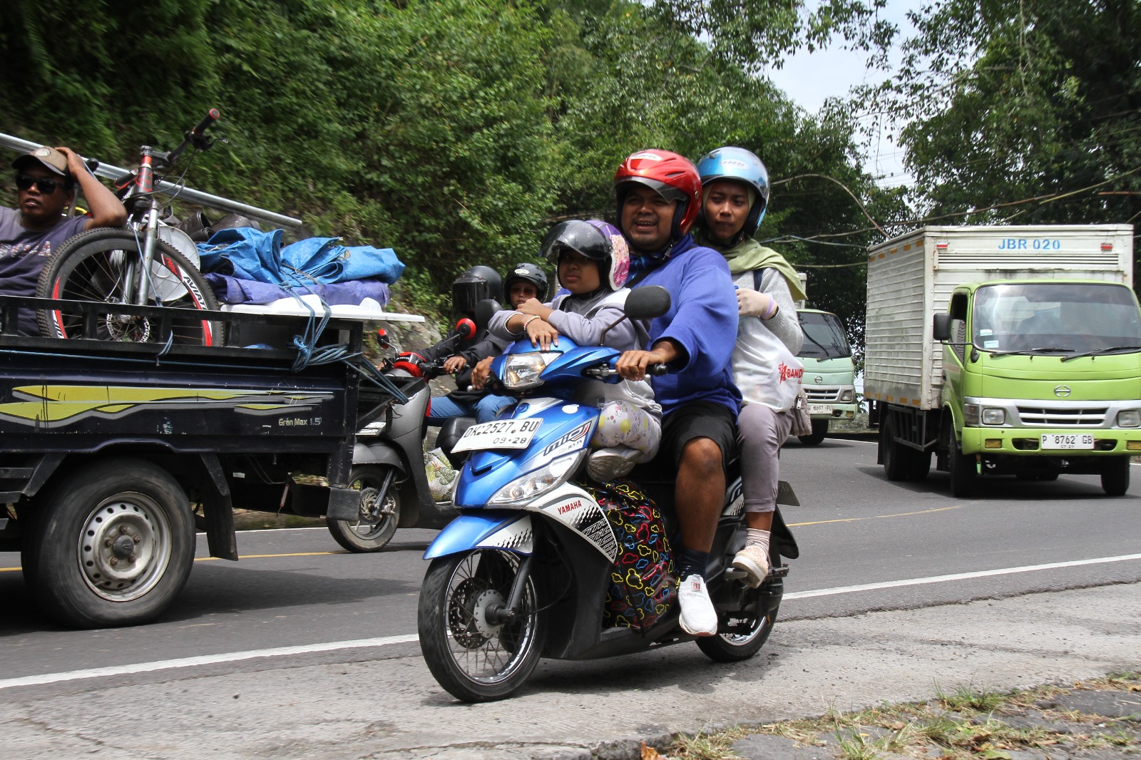 MULAI PADATI GUMITIR: Pemudik yang mengendarai sepeda motor pada H-5 Hari Raya Idul Fitri 1446 H/2025 mulai memadati Jalur Gumitir, Desa Sidomulyo, Kecamatan Silo, Selasa (25/3).