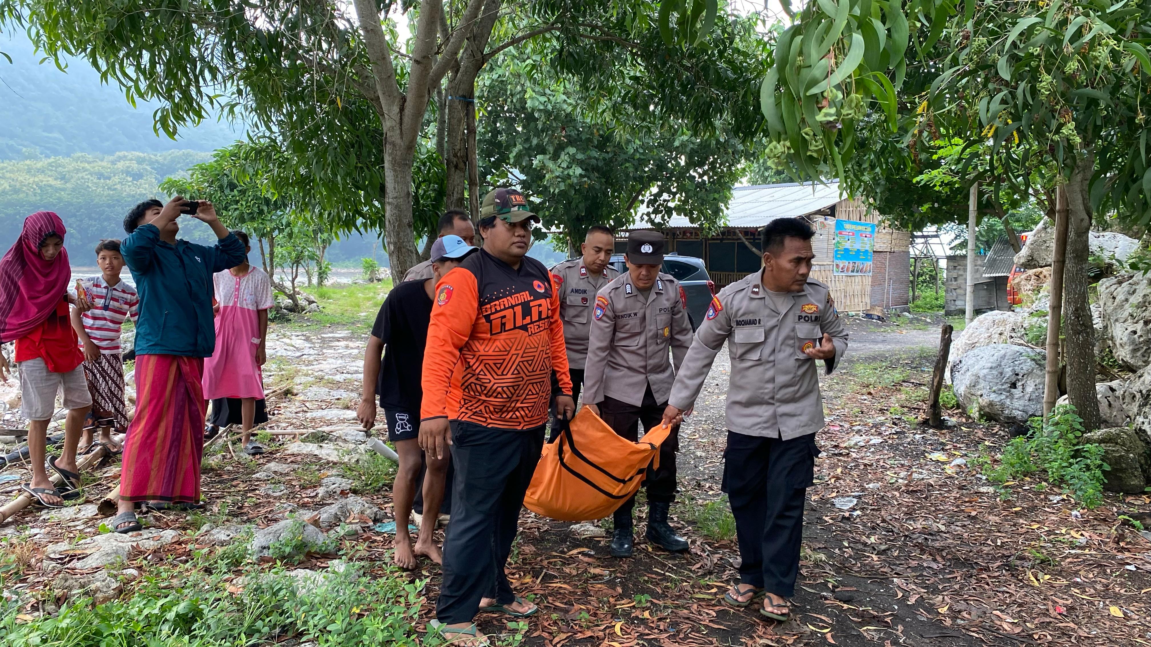 EVAKUASI: Tim Sar Bersama anggota Satpol Air Polres Jember di Puger saat mengevakuasi jasad korban.