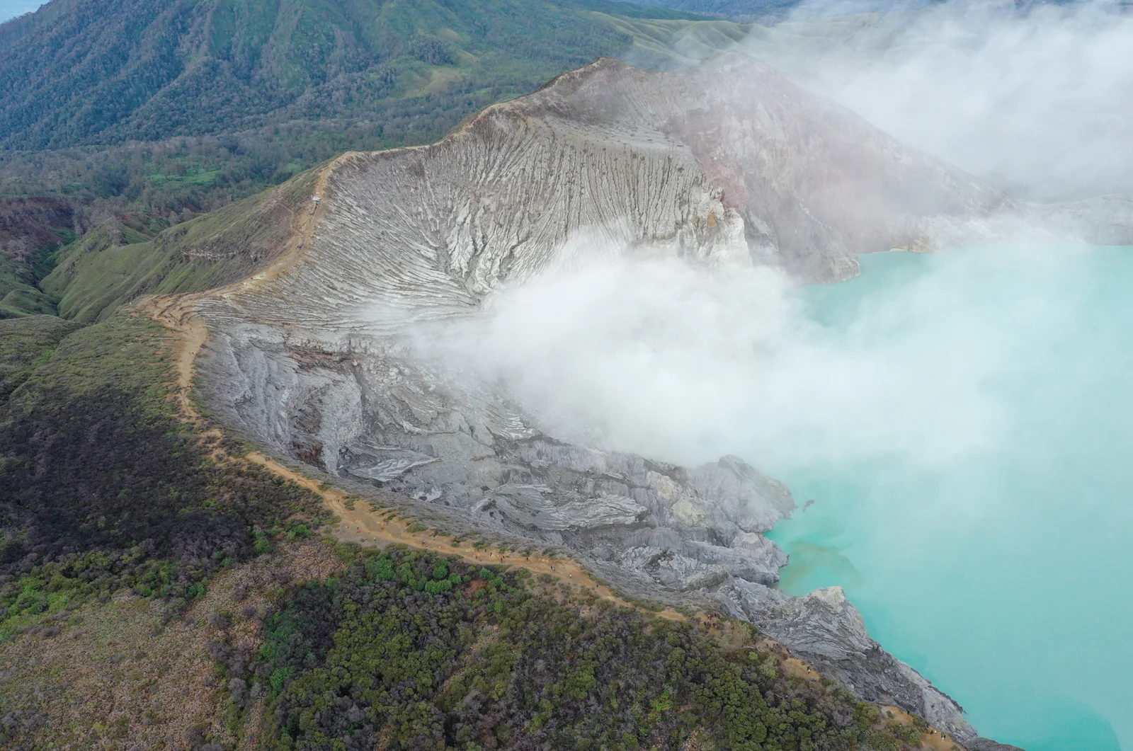 MENAKJUBKAN: Pesona keindahan kawasan pegunungan dan kawah Ijen yang masih menyimpan segudang misteri.