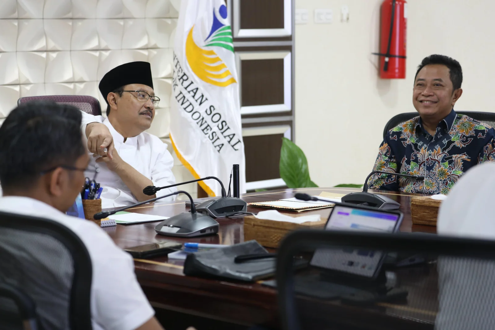 BERDISKUSI: Sejumlah pejabat kementrian dan daerah saat membahas pemutakhiran DTESN.