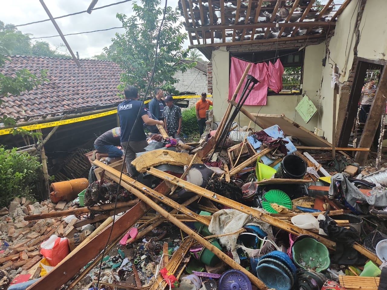 HANCUR: Rumah milik Nur Imam Gozali, 45 warga Jalan Koptu Berlian, Lingkungan Trogowetan, kelurahan Antirogo, kecamatan Sumbersari. Polsek/ Radar Jember
