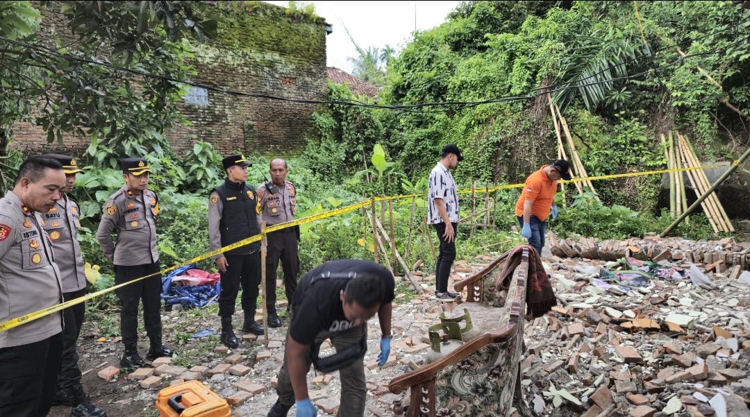 TURUN KELOKASI: Kapolres Jember AKBP Bayu Pratama Gubunagi bersama Kompol Ferry Dharmawan Wakapolres saat datang ke lokasi kejadian ledakan pada Sabtu (29/3) siang. Polsek/ Radar Jember