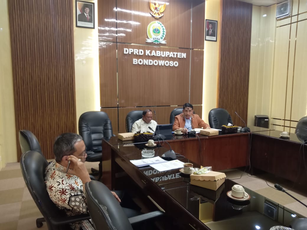 PERDANA:Tim pansus 3 saat menggelar rapat perdana secara internal, Kamis (28/3) malam. DPRD BONDOWOSO