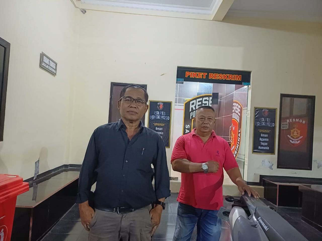BERI KETERANGAN: Kuasa Hukum PT Kamila, Suyitno memberikan penjelasan pasca mengadukan dugaan pemalsuan dokumen di Polres Bondowoso, kemarin. ILHAM WAHYUDI/RADAR IJEN
