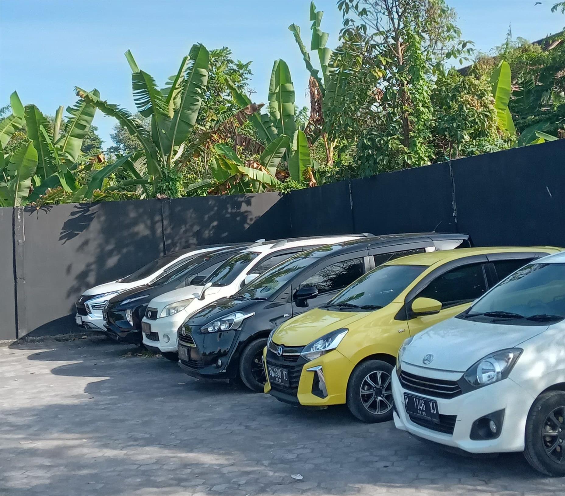 DIPESAN: Penampakan salah satu usaha rental, komando rentcar yang terdapat di Desa Sumberejo, Kecamatan Sukodono. (ATIEQSON MAR IQBAL/RAME)
