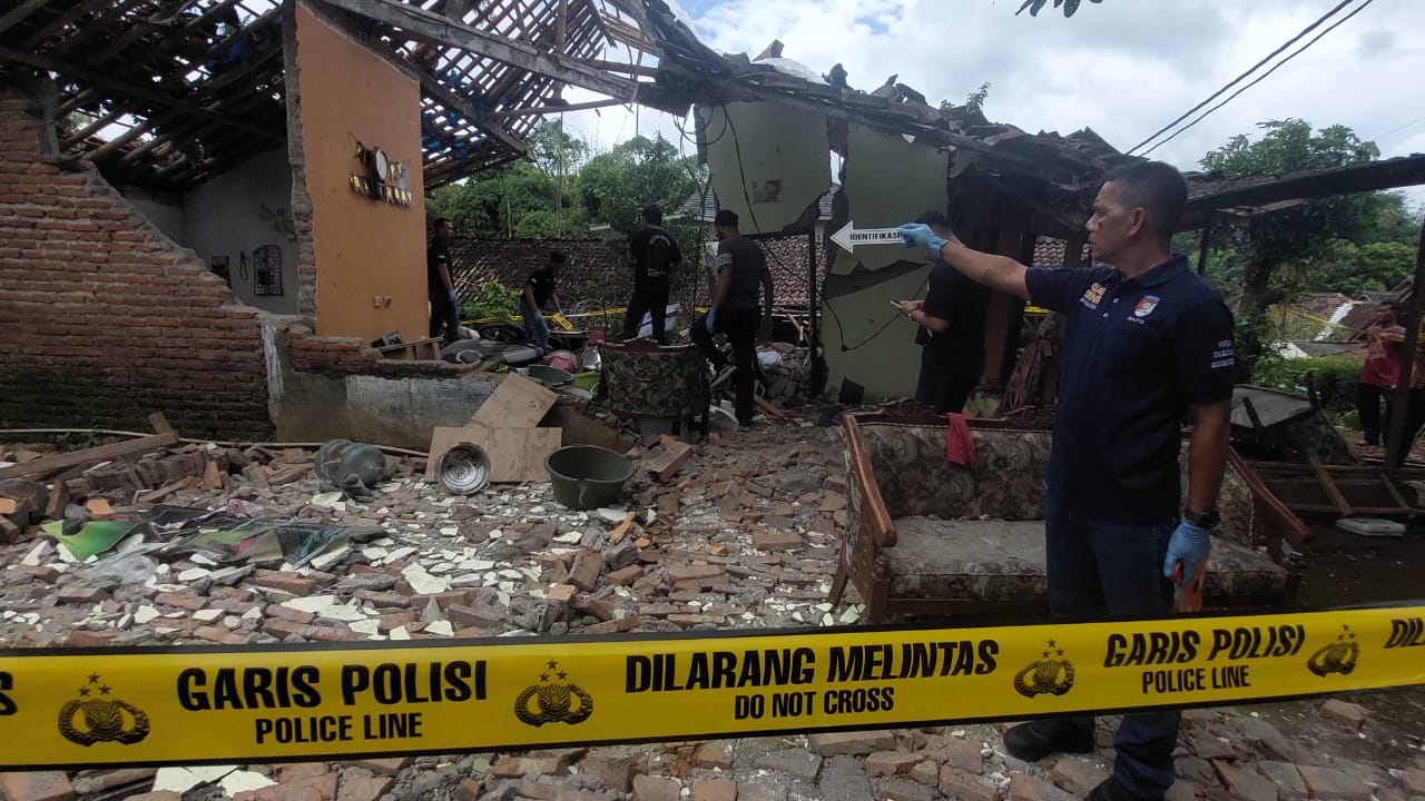 HANCUR : Kondisi rumah korban yang ditempat Nur Imam Gozali, hancur akibat petasan meledak pada Sabtu (29/3/2025) lalu. Jumai/ Radar Jember