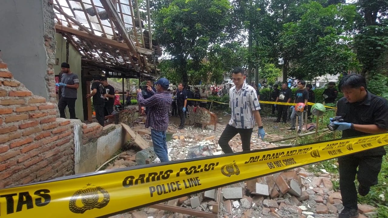 OLAH TKP: AKP Angga Riatma Kasatreskrim Polres Jember melakukan olah TKP lanjutan. Jumai / Radar Jember