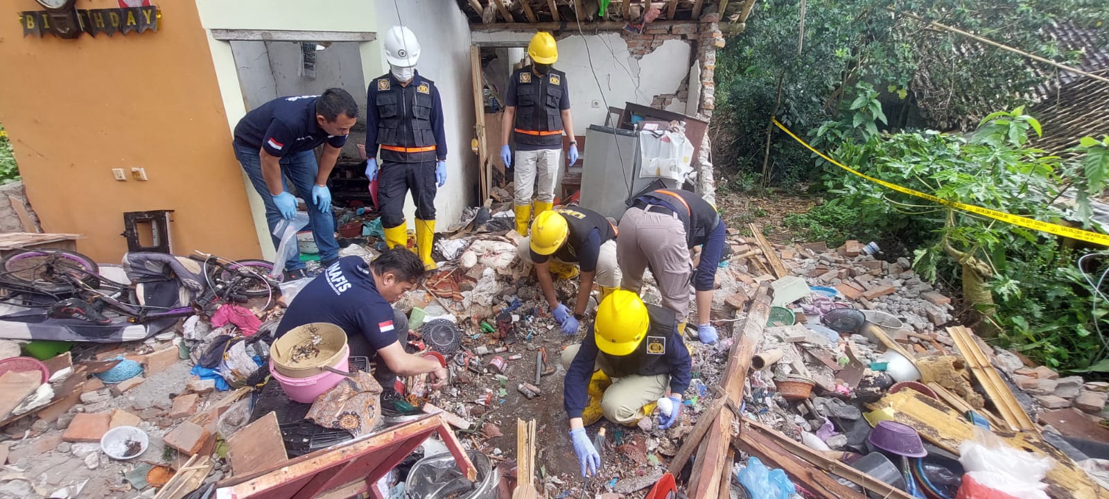 LAKUKAN OLAH TKP: Tim Balistik dan Metalurgi Polda Jatim bersama tim Inafis Polres Jember saat melakukan olah tkp dilokasi ledakan di rumah Nur Imam Gozali. (Jumai/Radar Jember)