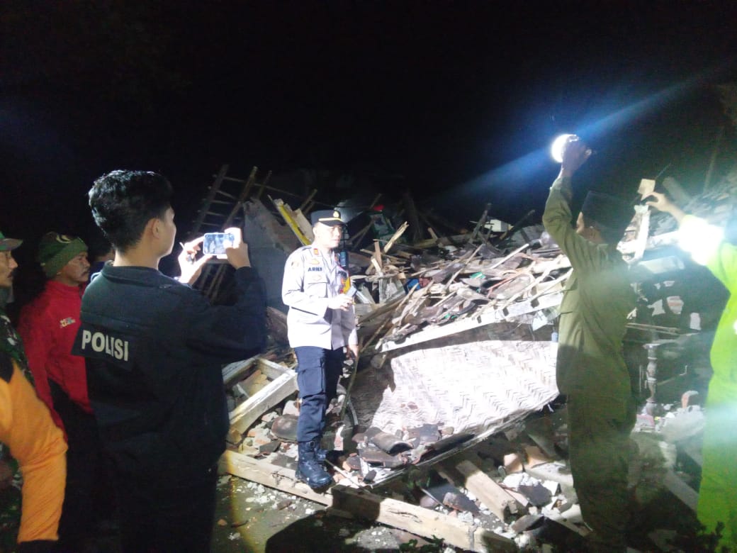 RATA DENGAN TANAH: Rumah seorang warga yang ambruk, di Jl. Untung Suropati RT 002 RW 002, Desa/Kecamatan Sukowono, tepat pada malam takbir, Minggu malam (30/3) pukul 22.30 waktu setempat.