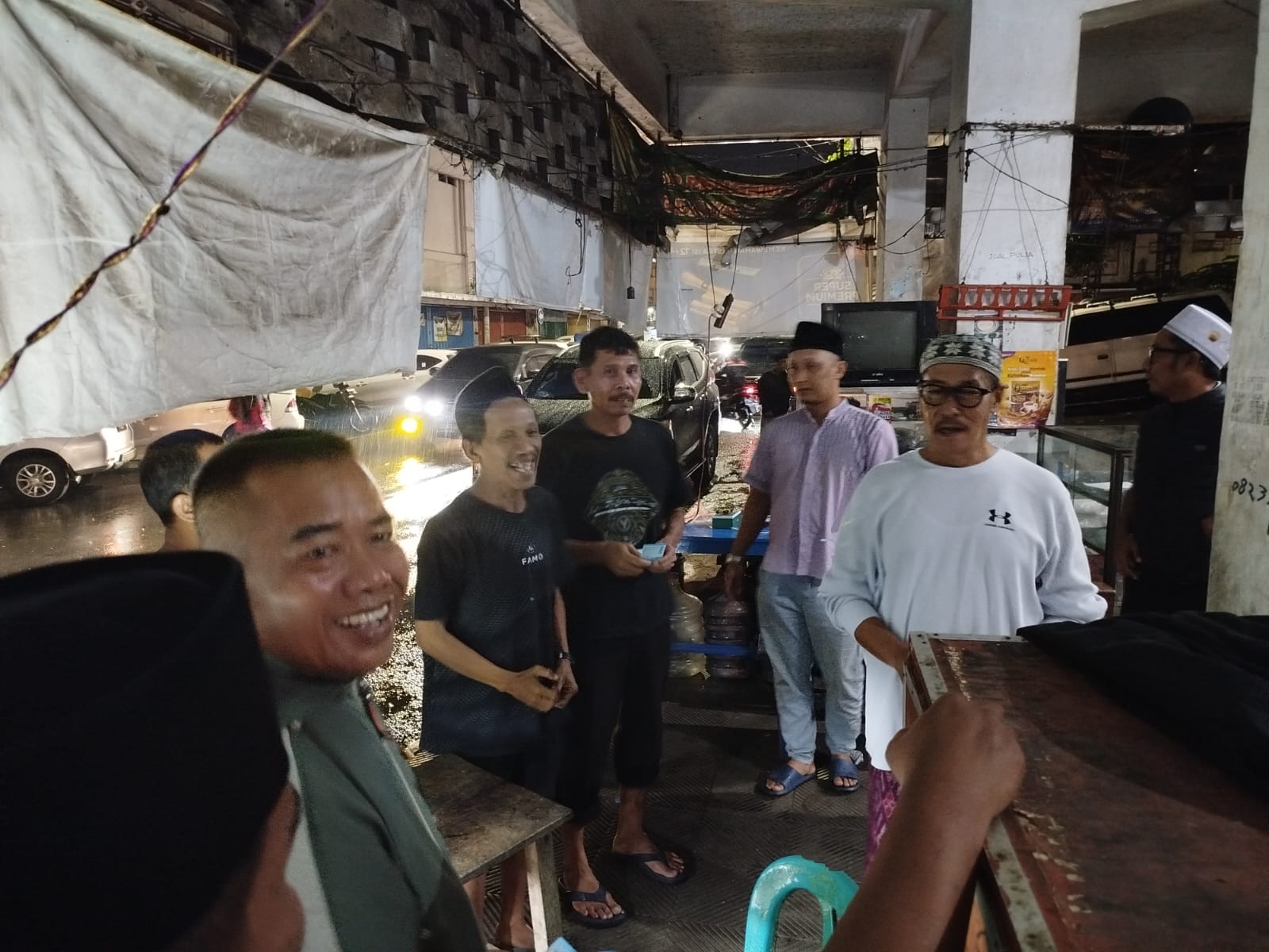 SAPA WARGA: Wabup Jember Djoko Susanto saat bertemu pedagang Pasar Tanjung Jember, Minggu malam (31/3).