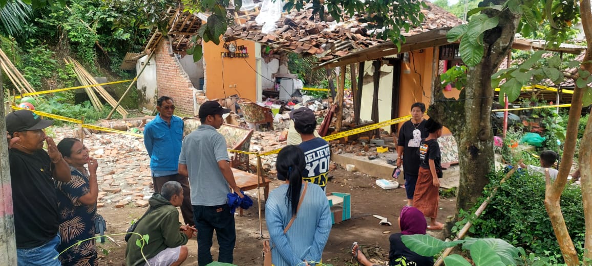 PENASARAN: Warga masih terus berdatangan ke rumah Nur Imam Gozali, 45, yang hancur setelah terjadi ledakan pada Sabtu (29/3/2025) lalu.