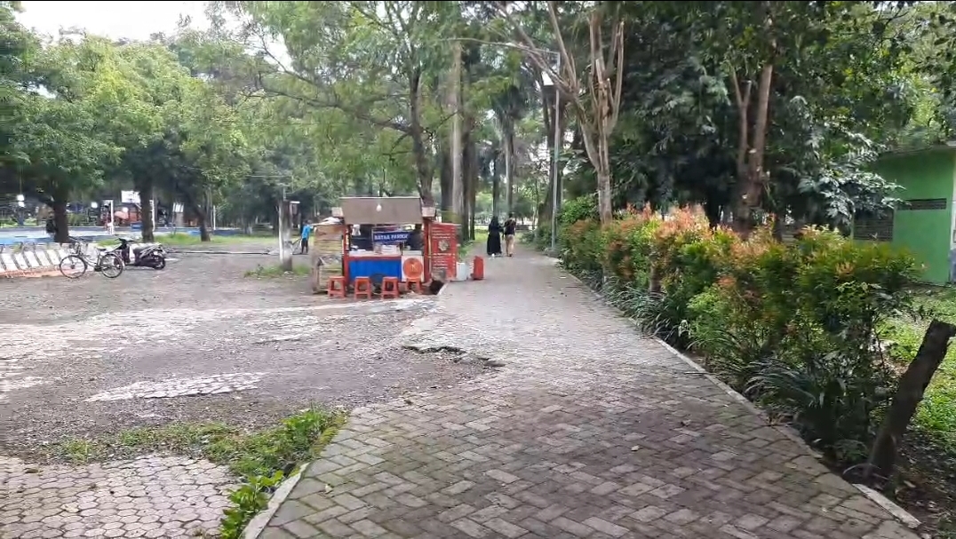 TIDAK LAYAK: kondisi trotoar Alun-alun Bondowoso yang banyak ditemukan rusak parah. (FAQIH/RJ)