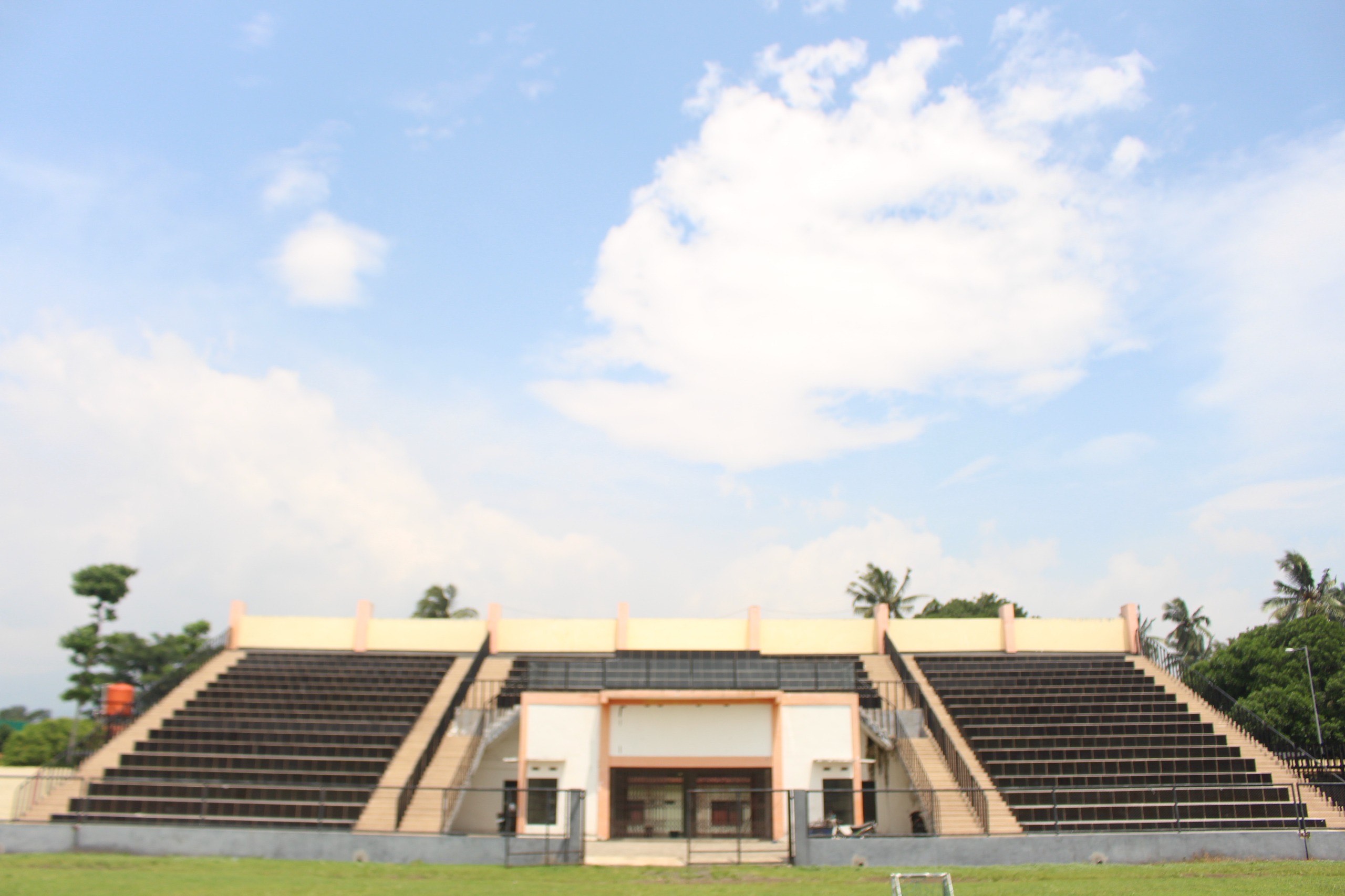 PERLU DIKEMBANGKAN: Kondisi Stadion Magenda kemarin, tempat tersebut direncanakan akan dibuat sport center. (ILHAM/RJ)