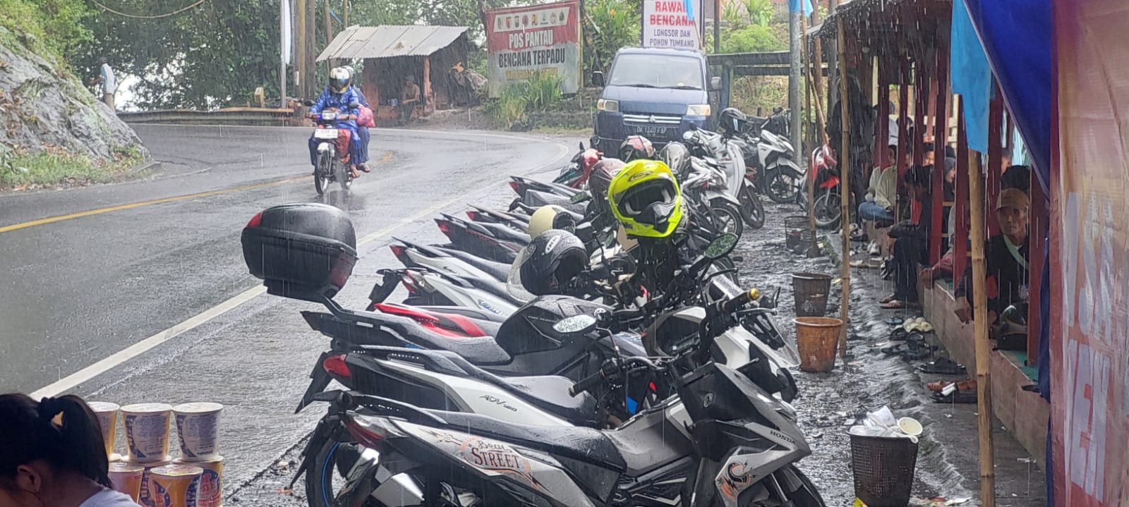 PILIH ISTIRAHAT: Pengendara sepeda motor yang dari arah Banyuwangi ke Jember pilih istirahat di puncak Gumitir karena mulai hujan deras. (JUMAI/RJ)