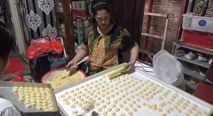 TERAMPIL: Pembuatan kue satru di Kecamatan Maesan, membuat jajanan yang banyak dicari jelang lebaran. (ILHAM/RJ)