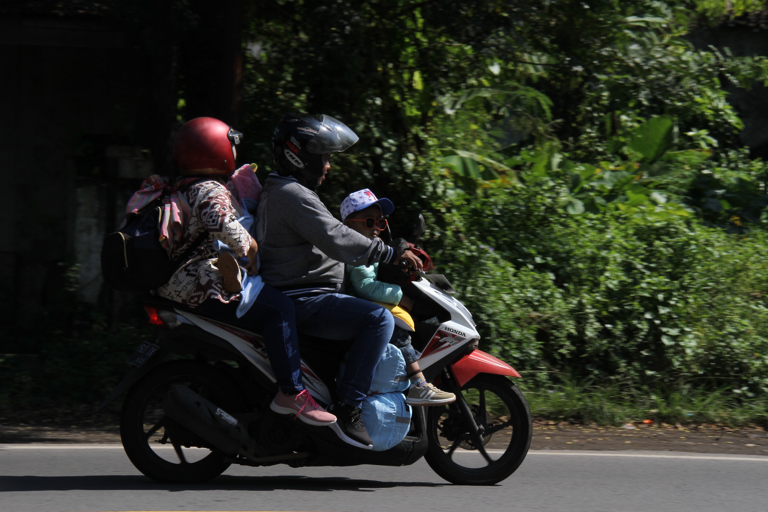 BALIK NAIK SEPEDA MOTOR: Arus balik di jalur Gumitir masih terlihat banyak yang menggunakan sepeda motor dan mobil pribadi. (JUMAI/RJ)
