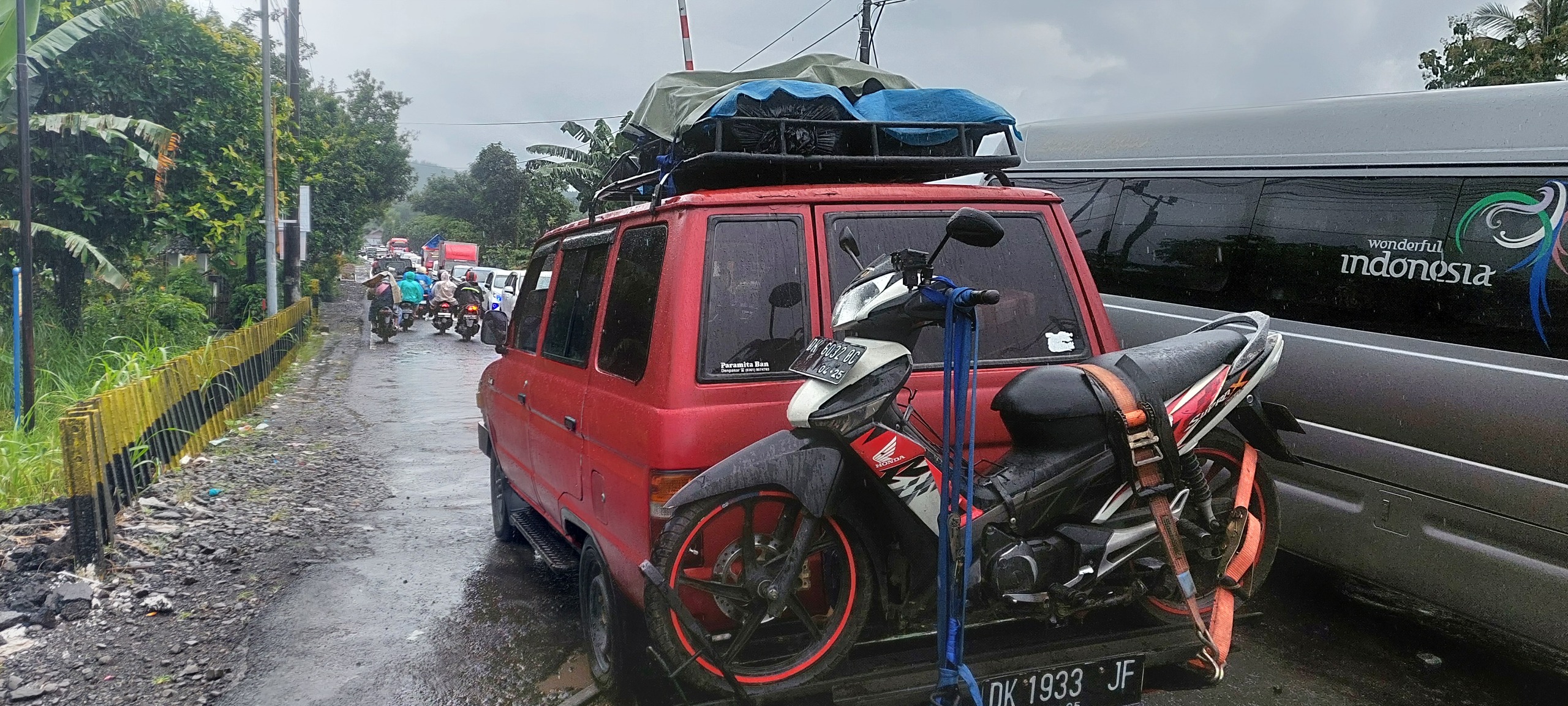 MOTOR JUGA IKUT BALIK:  Sepeda motor yang ikut arus balik setelah pemilik pulang kampung, motornya pun juga ikut dinaikam ke mobil yang dikendarainya.(JUMAI/RJ)