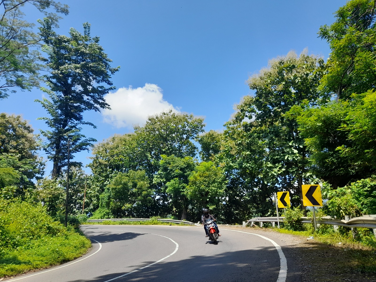 WASPADA: Jalan di Arak-arak merupakan salah satu jalur yang patut diwaspadai akibat kondisi geografis. (ILHAM/RJ)