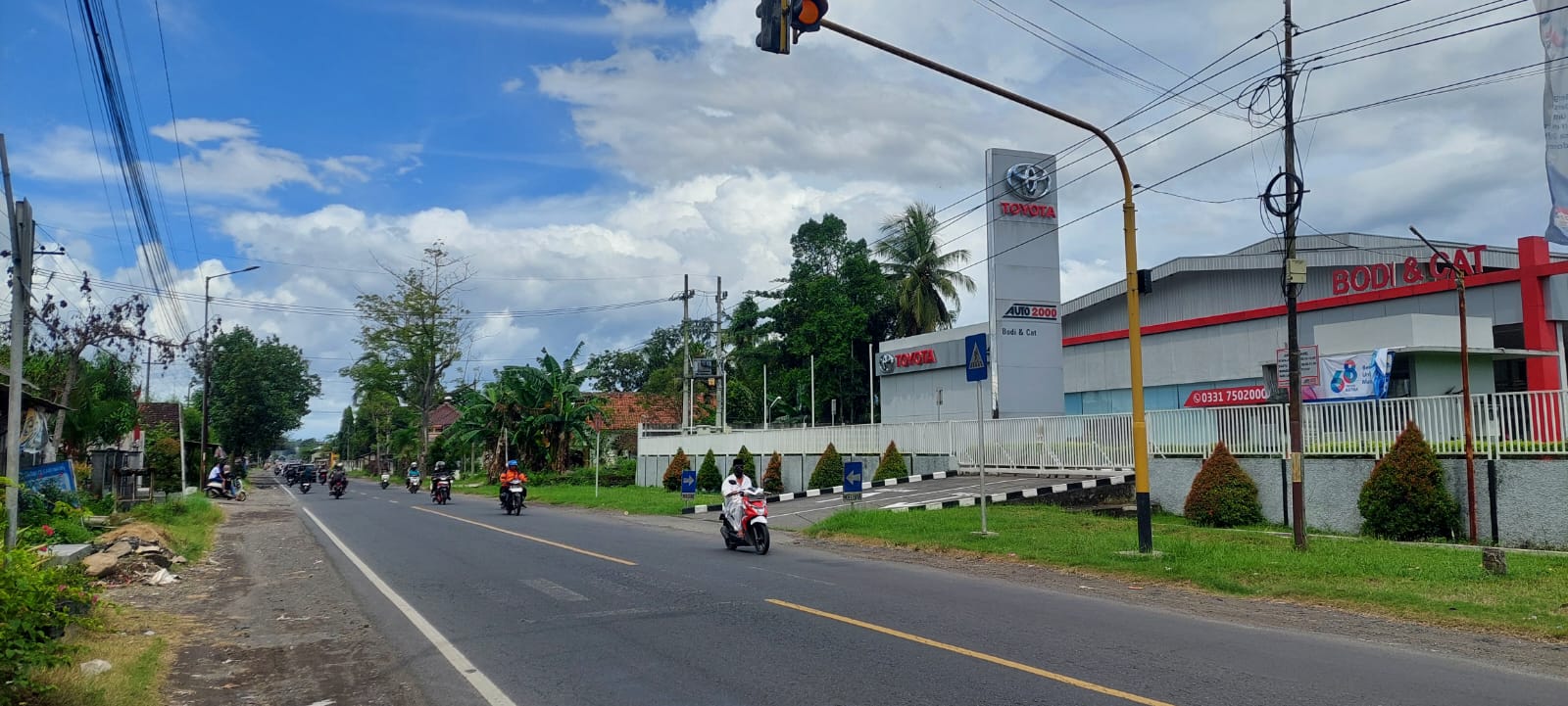 LOKASI KEJADIAN: Lokasi kejadian kecelakaan antara bus yang menabrak seorang ODGJ di Jalan raya Desa langkap, Kecamatan bangsalsari kamis (3/4) pukul 23.00. (JUMAI/RJ)