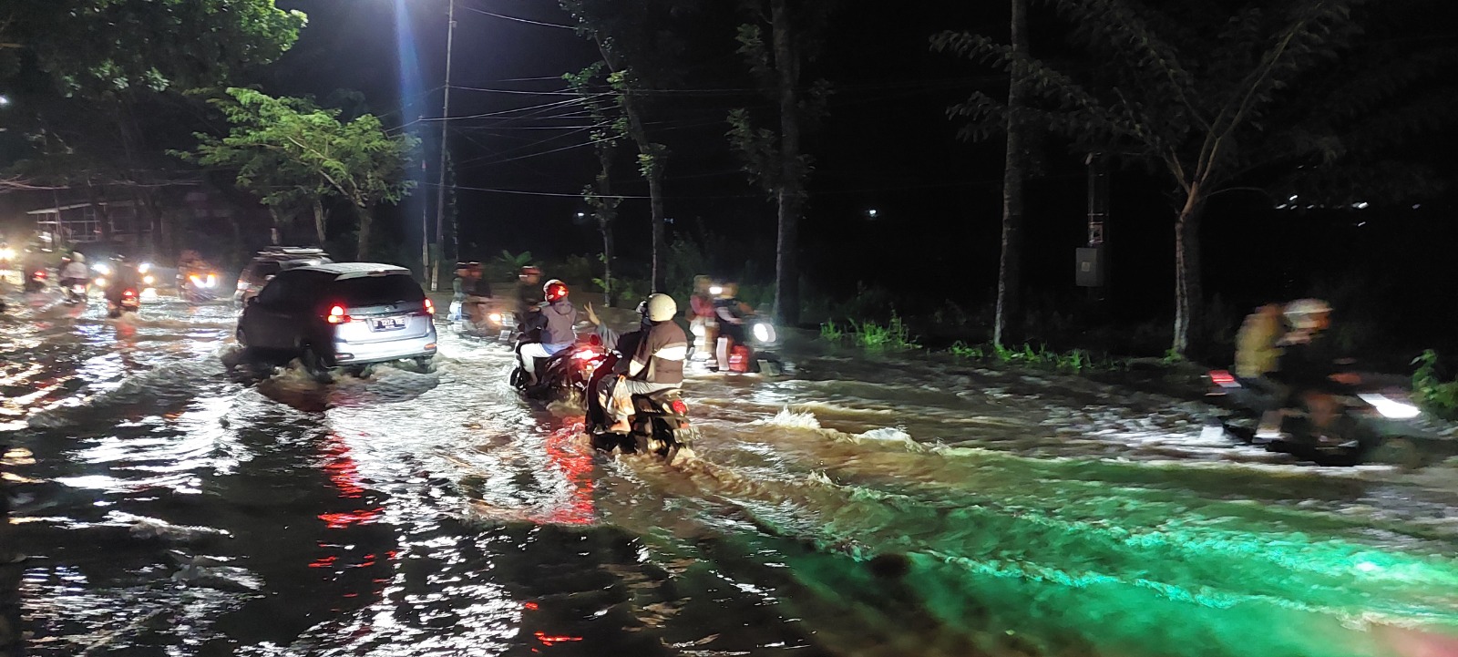 BANJIR LANGGANAN: Jalan raya nasional Dusun Paguan, Desa Petung, Kecamatan Bangsalsari, menjadi langganan banjir saat hujan deras. (JUMAI/RJ)