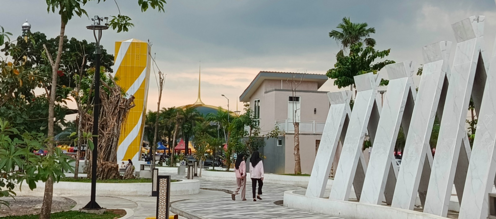 BAKAL KEMBALI DIPUGAR: Tampilan Alun-Alun Jember. Di beberapa titik, pemerintah daerah akan kembali menambahkan sejumlah fasilitas baru. (MAULANA/RJ)