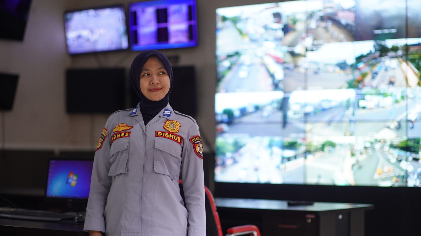 DI BALIK LAYAR: Staf Bidang Lalu Lintas Dinas Perhubungan (Dishub) Jember Agnes Cholifah bangga terlibat dalam upaya menjaga keselamatan pengendara. (YULIO/RJ)