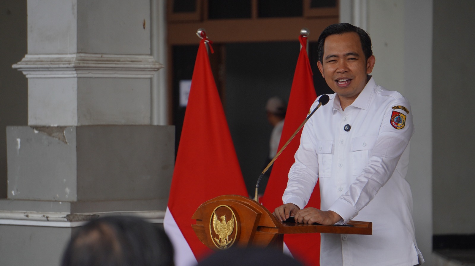 &ldquo;Birokrat dan jajarannya di dalam jam kerja wajib memakai produk lokal Jember. Seandainya tidak ada, memakai produk lokal dalam negeri.&rdquo;  MUHAMMAD FAWAIT  Bupati Jember