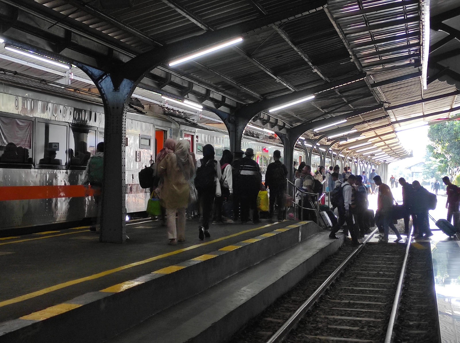 Situasi penumpang di stasiun Jember (dok: HUMAS PT KAI DAOP 9 JEMBER)