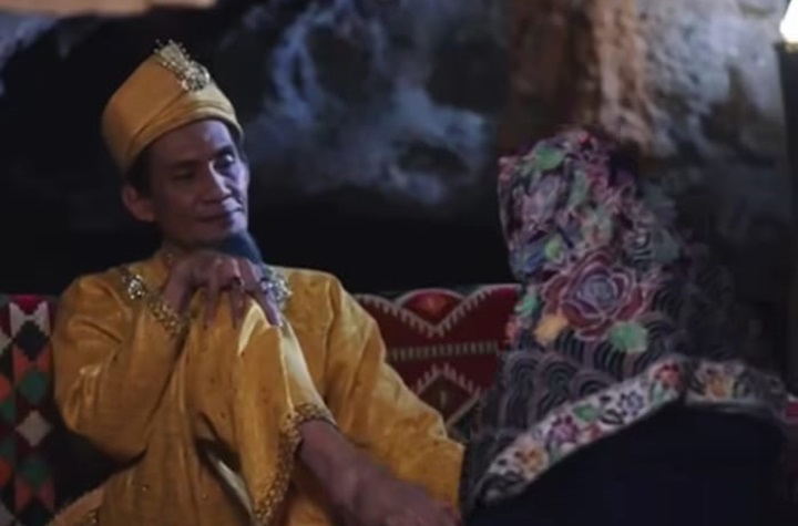 Walid Muhammad ketika adegan cium kaki di Film Bidaah. (TANGKAPAN LAYAR)