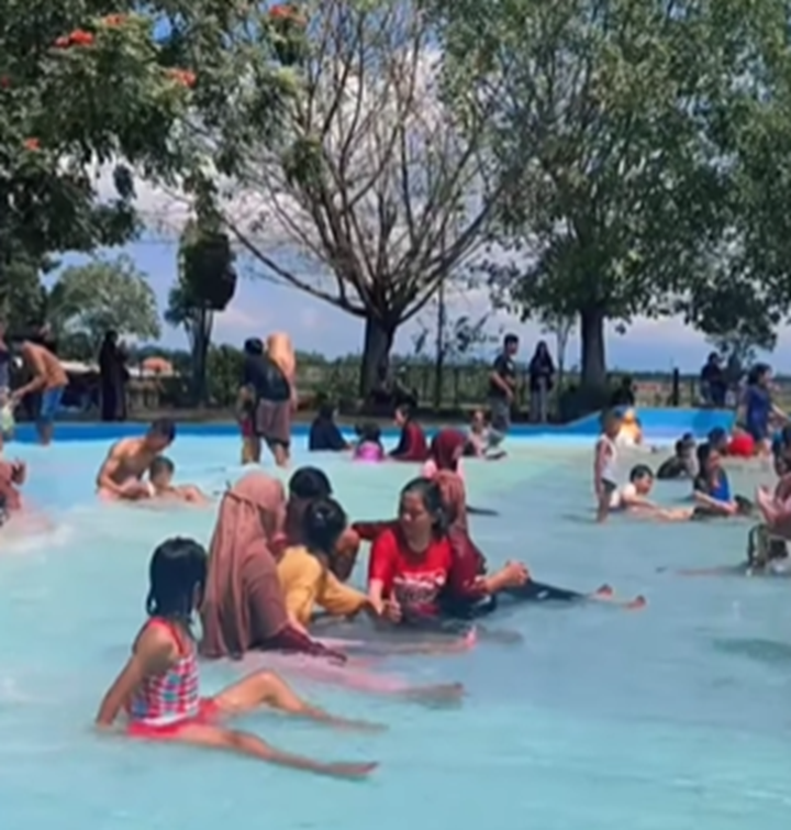 Dira Kencong juga menawarkan wisata Water Park yang menyajikan banyak wahana seru. DOK INSTAGRAM DIRA KENCONG
