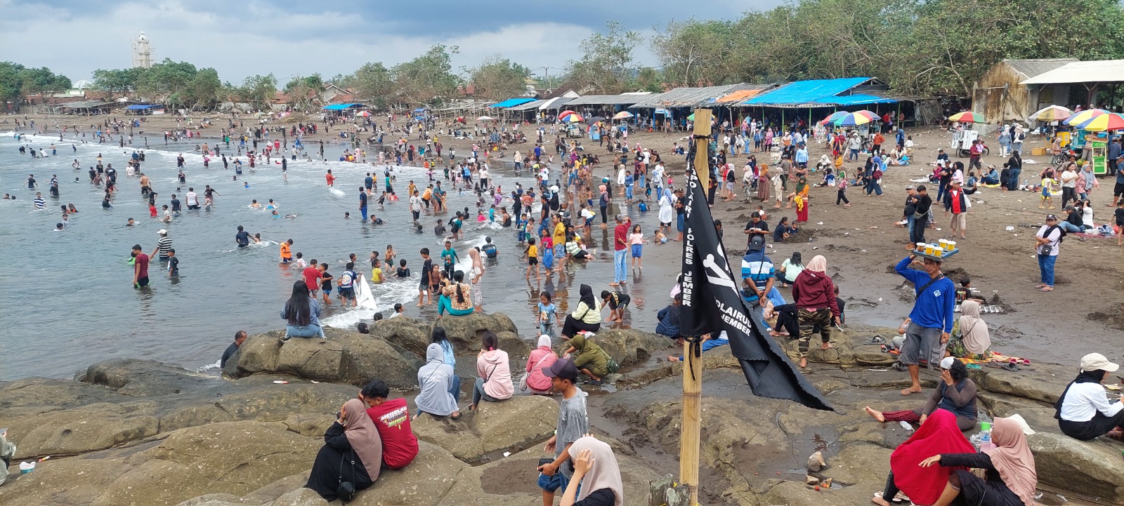 RAMAI: Pantai Payangan, di Dusun Watu Ulo, Desa Sumberejo, Kecamatan Ambulu, masih tetap ramai dikunjungi wisatawan saat libur Hari Raya Idul Fitri 1446 H. (JUMAI/RJ)