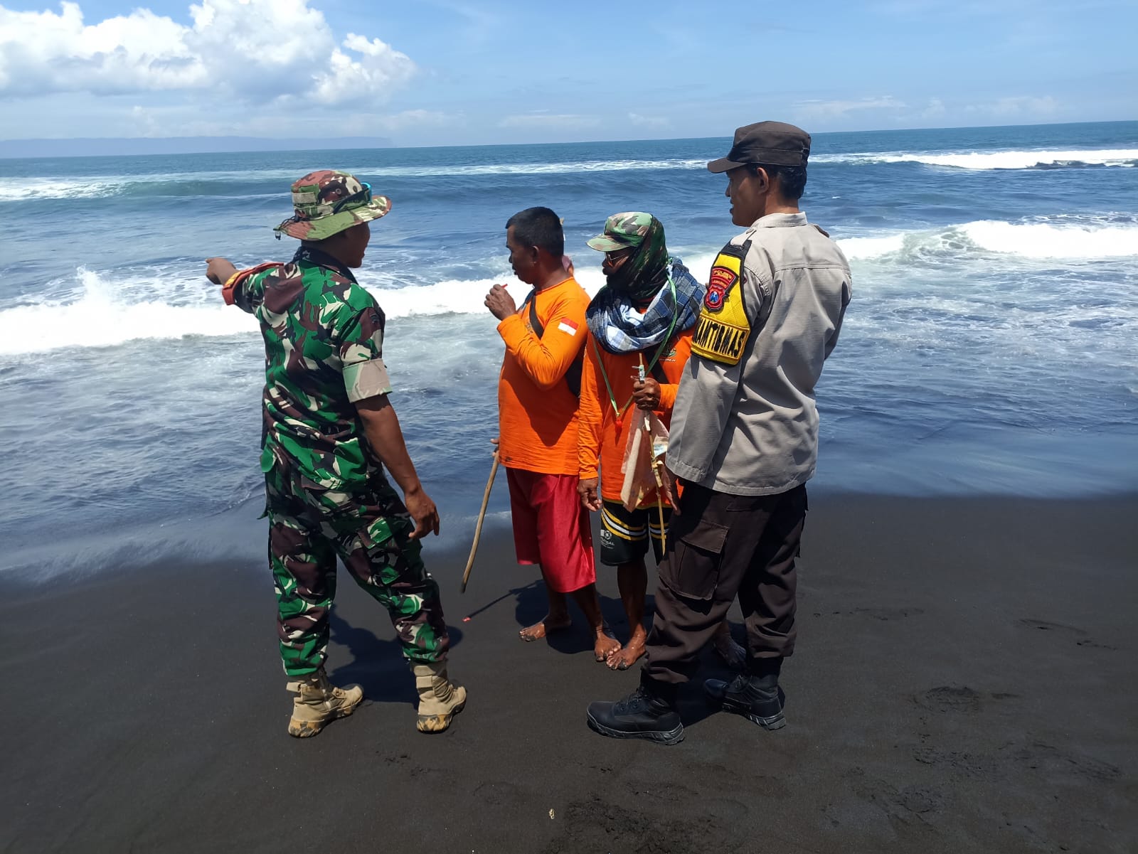 Sejumlah petugas ketika berupaya memberikan himbauan kepada pengunjung Pantai agar tak bermain air, dikarenakan ombak yang cukup besar.
