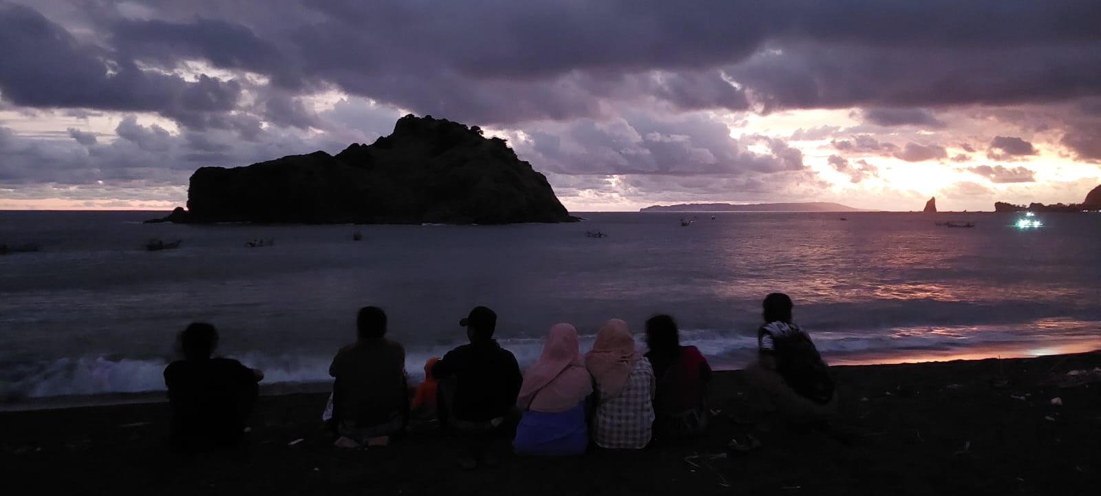 DATANG SORE: Pengunjung yang datang sore hari ke pantai Payangan Desa Sumberejo, Kecamatan Ambulu ternyata sambil menunggu matahari terbenam.