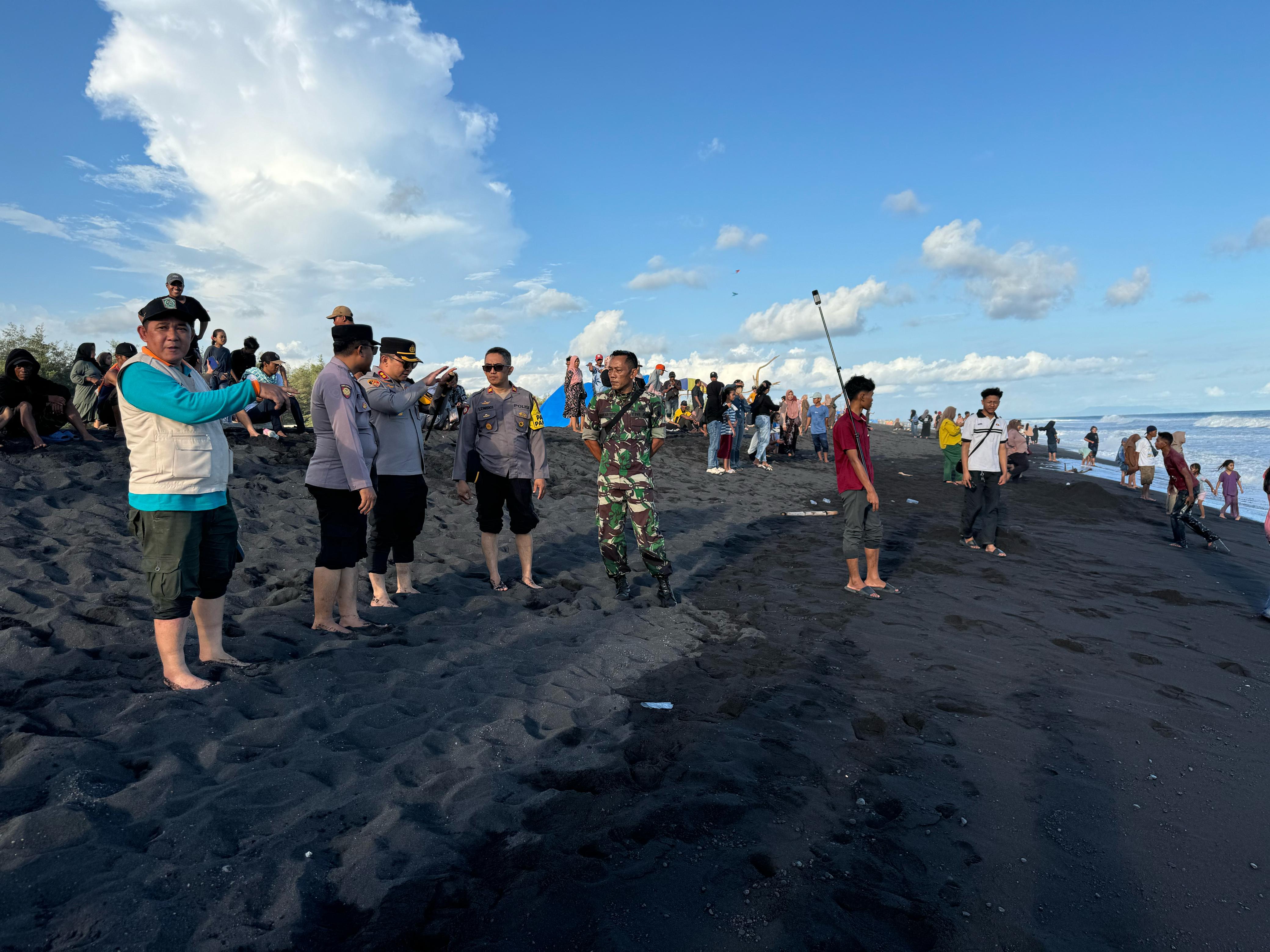 PENCARIAN: Pihak Kepolisian saat mendatangi lokasi kejadian laka laut yang mengakibatkan dua korban terseret ombak.(POLSEK PASIRIAN FOR RAME)